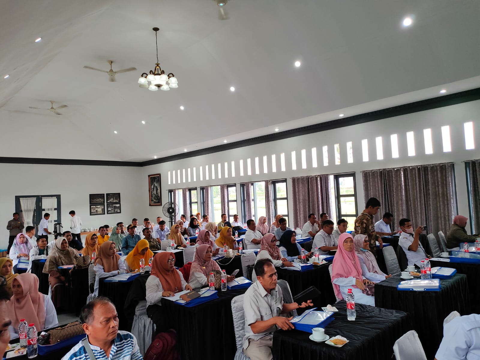 Suasana Bimtek peningkatan kapasitas tim pendataan perkebunan sawit rakyat, Rabu, (18/9/2024), di Ballroom Kolivera Hotel.